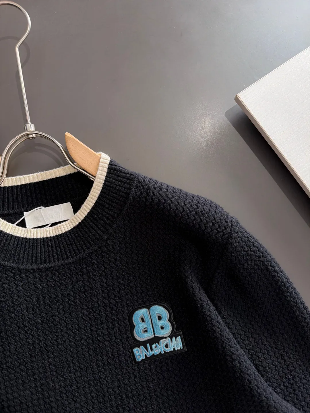 Next day shipping P195 Balenciaga high quality 2026 autumn and winter official website latest sweater, on sale at the same time at the counter Hot Sale! Specially made of wool blended fabric. It feels comfortable and can be directly in contact with the skin. The logo badge is exquisitely embroidered, which is extremely eye-catching! The details highlight the fashionable charm of big brands. Exquisite workmanship. Three-dimensional cutting style. The wearing effect is invincible and handsome! All three standards are complete! Sizes:M-3XL